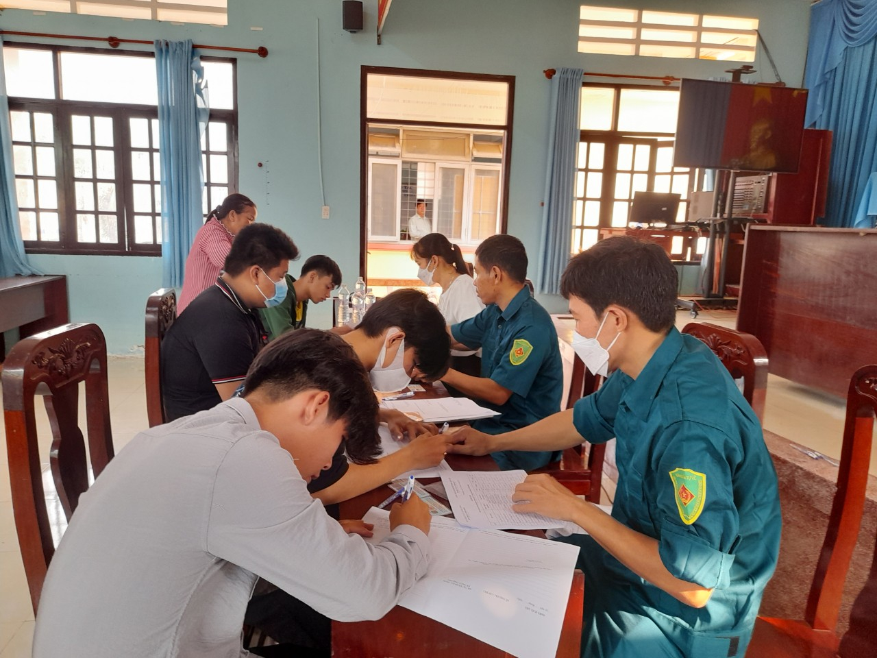 Trạm Y tế xã phối hợp Ban chỉ huy quân sự xã Phú Đông tổ chức đăng ký nghĩa vụ lần đầu công dân nam đủ 17 tuổi trên địa bàn xã trong năm 2023.