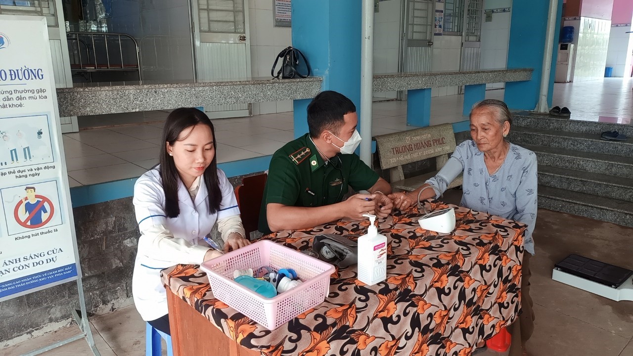 Trạm Y tế Phú Tân tổ chức khám sức khỏe và tặng quà cho ”gia đình chính sách”