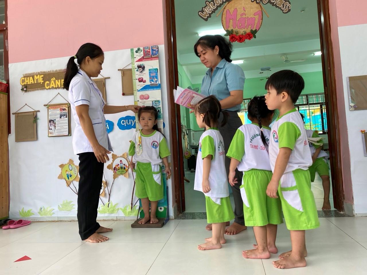 Trạm Y tế phối hợp Trường Mầm non xã Tân Phú tổ chức cân đo cho trẻ < 5 tuổi