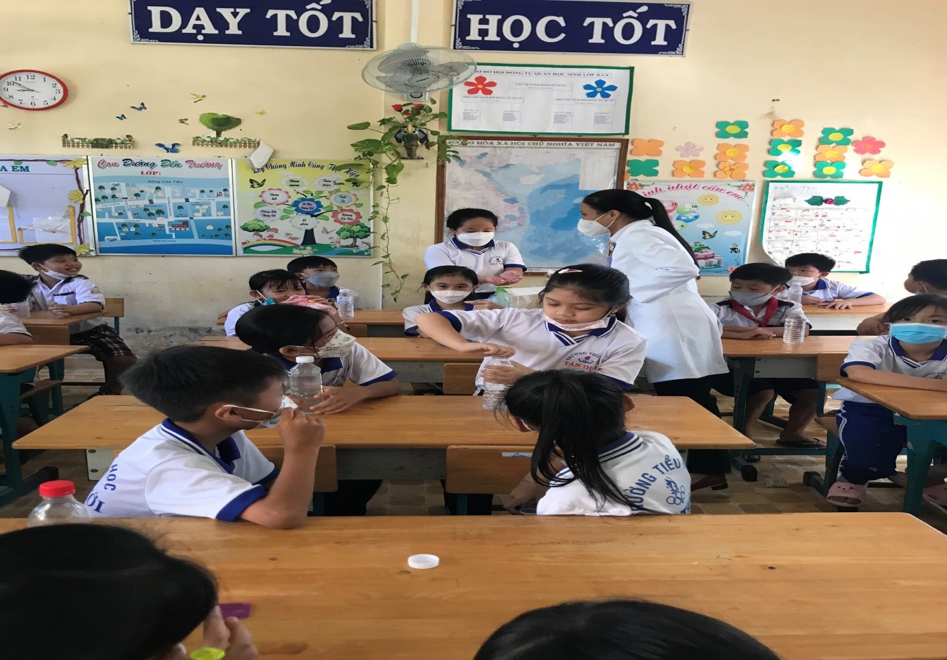 Triển khai tẩy giun cho trẻ em tại trường tiểu học Tân Thới