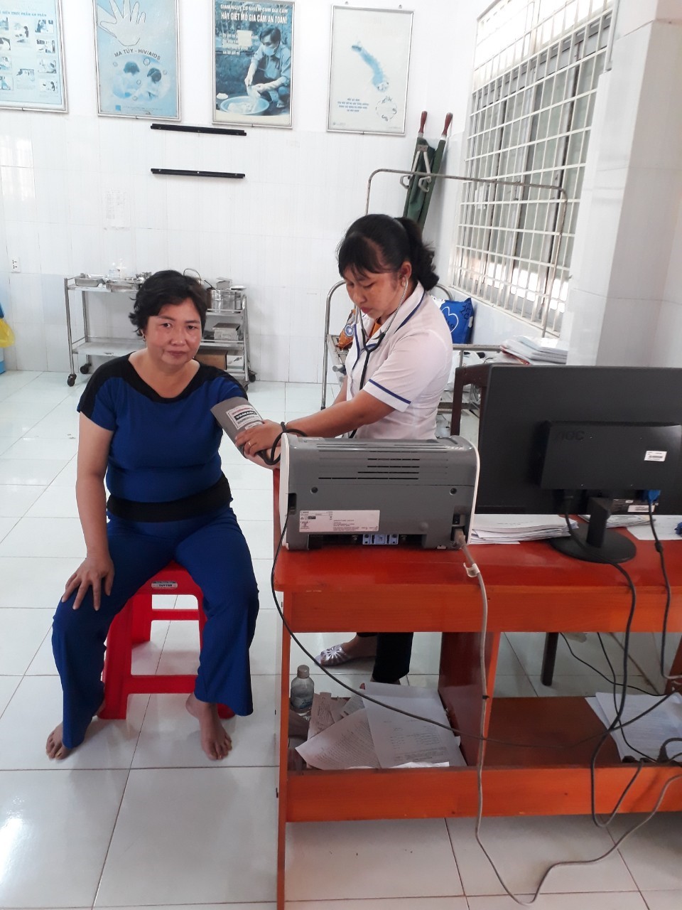 Trạm Y tế xã Phú Thạnh thực hiện công tác khám chữa bệnh năm 2024.