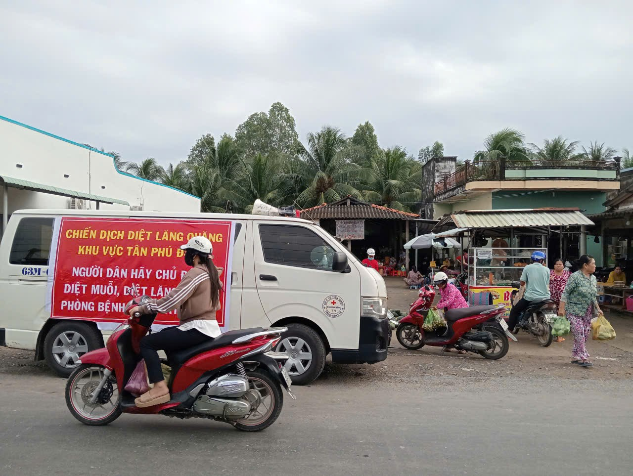 Ra quân chiến dịch diệt lăng quăng phòng chống sốt xuất huyết tại trung tâm y tế khu vực Tân Phú Đông