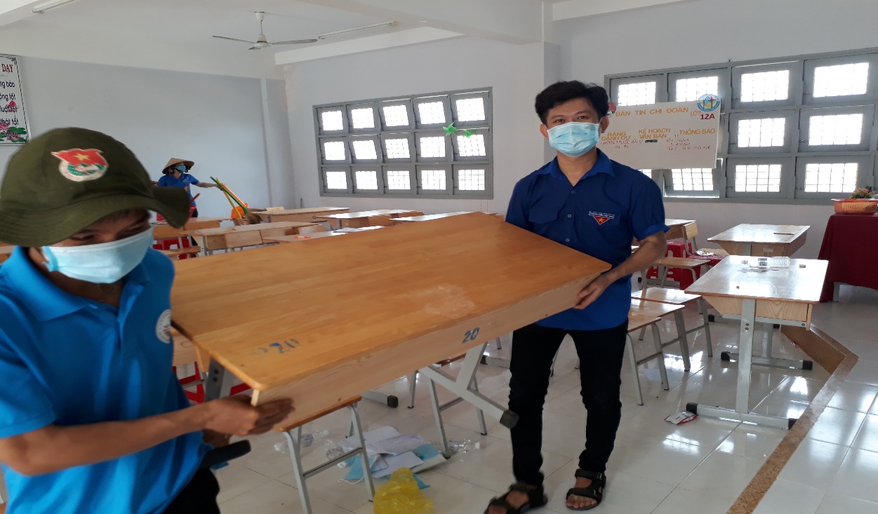 Đoàn viên, thanh niên Trung tâm Y tế Tân Phú Đông tham gia dọn vệ sinh khu cách ly tập trung