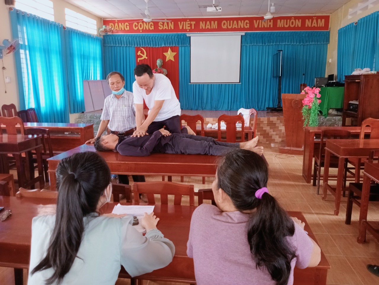 Bác sĩ hướng dẫn sơ cấp cứu ban đầu cho người dân tại xã Phú Tân