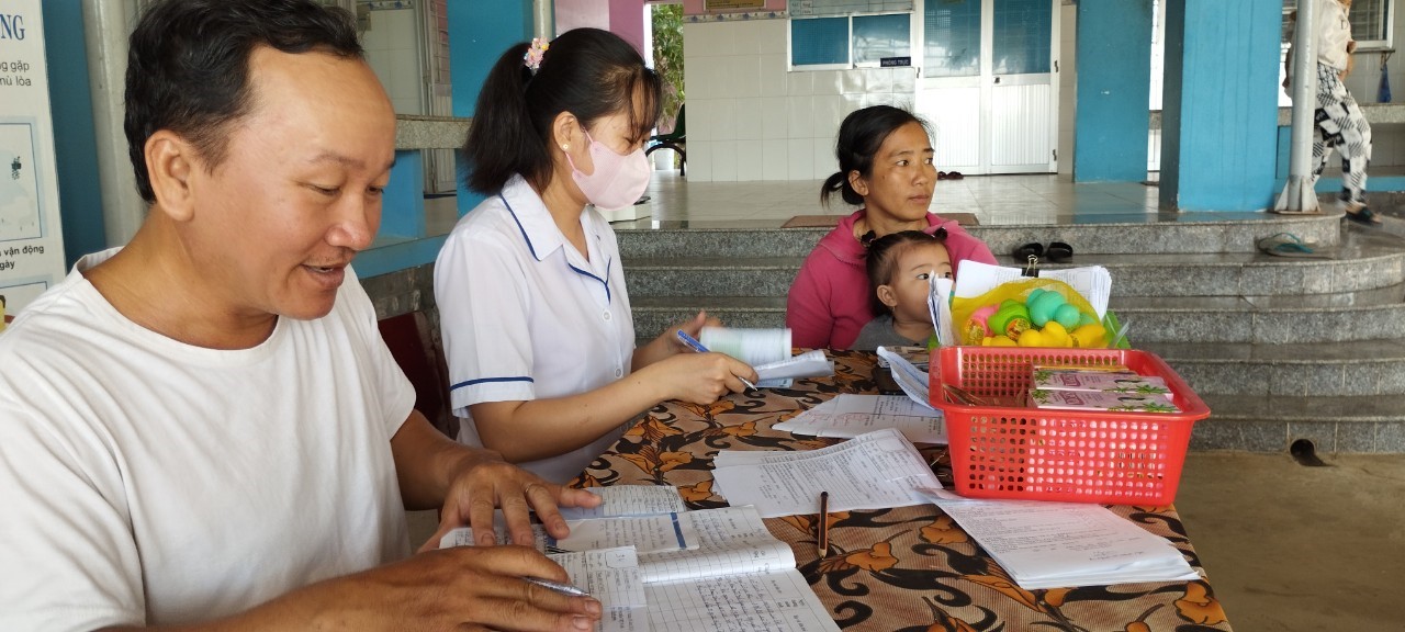 Trạm Y tế xã Phú Tân hướng dẫn theo dõi phản ứng sau tiêm chủng