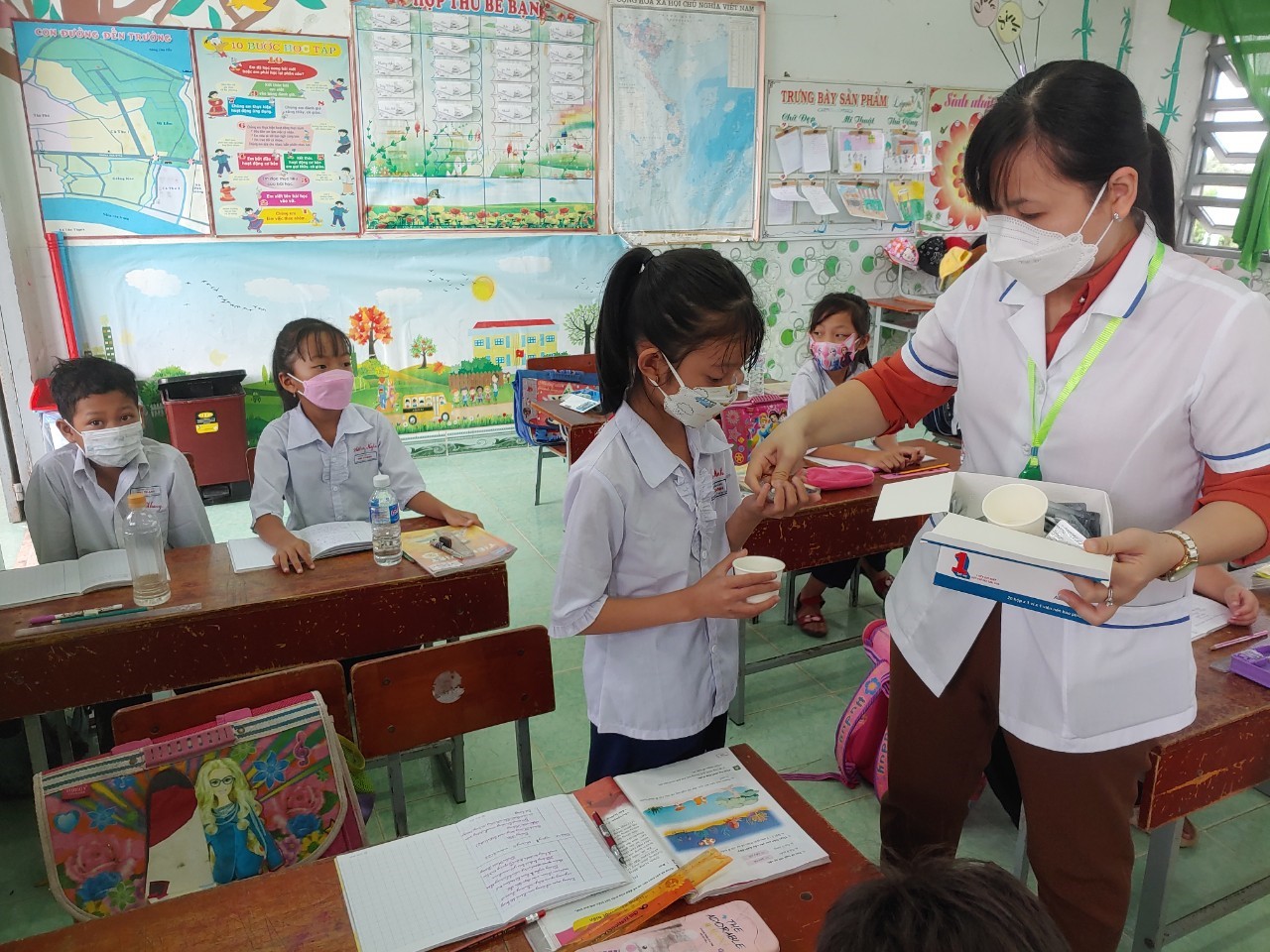 Tẩy giun cho học sinh tiểu học Tân Thới và Phú Thạnh