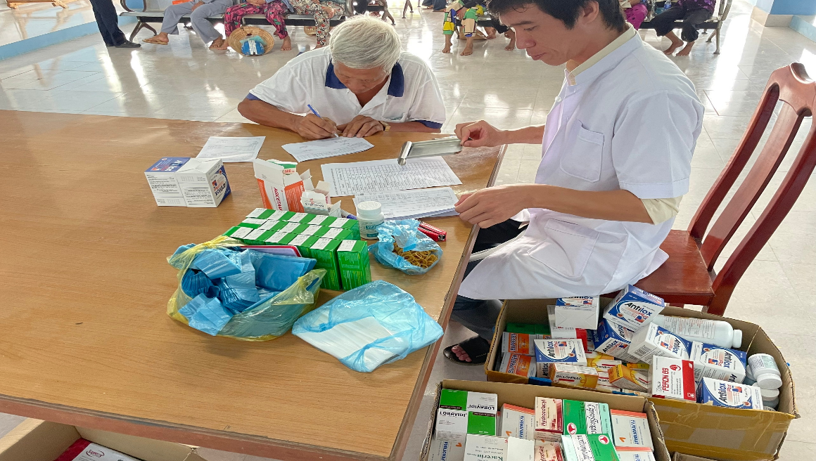 Dược sĩ Trạm y tế xã Tân Thạnh cấp phát thuốc cho người cao tuổi