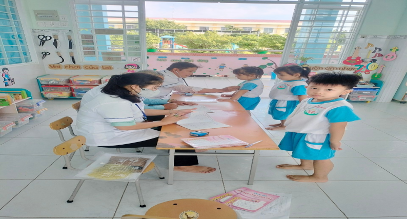Trạm y tế xã Tân Thạnh tổ chức Khám sức khỏe cho trẻ trong Trường Mầm non xã Tân Thạnh