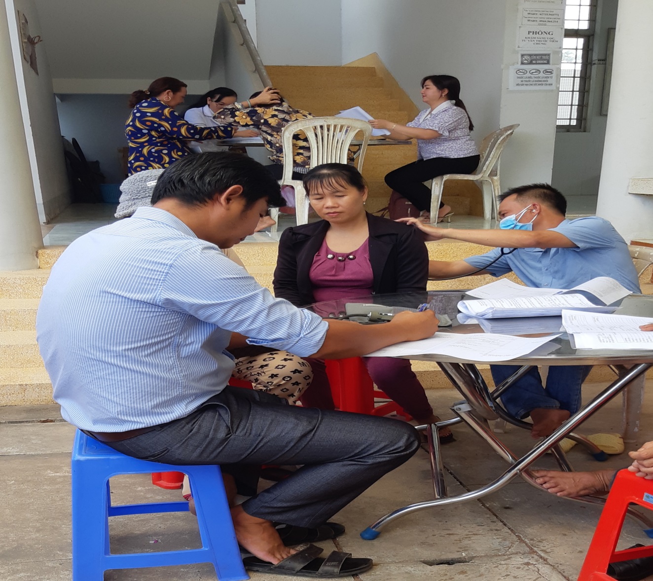 Trạm y tế xã Phú Đông phối hợp với Trung Tâm Y tế huyện tổ chức khám sức khỏe cho đối tượng sản xuất, kinh doanh.