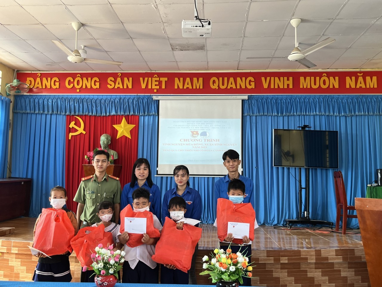Tặng quà tết cho các em học sinh có hoàn cảnh khó khăn - xã Phú Tân