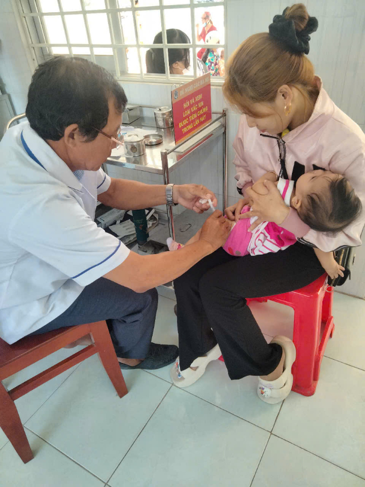 Trạm Y tế Phú Thạnh tổ chức tiêm vắc xin Sởi đợt 3 năm 2025