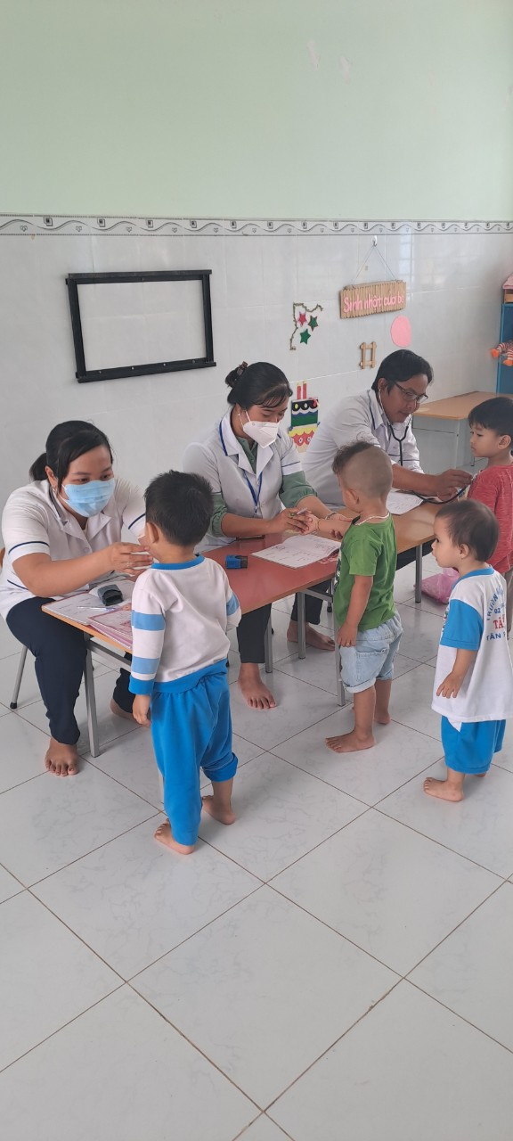 Trạm y tế tổ chức Khám sức khỏe học sinh Trường Mầm non xã Tân Thạnh