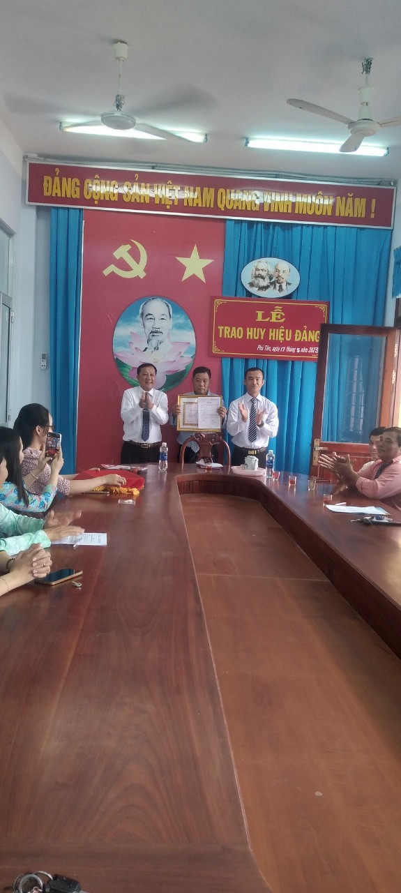 Lễ trao tặng Huy hiệu 30 năm tuổi Đảng cho đồng chí Lê Văn Quý.
