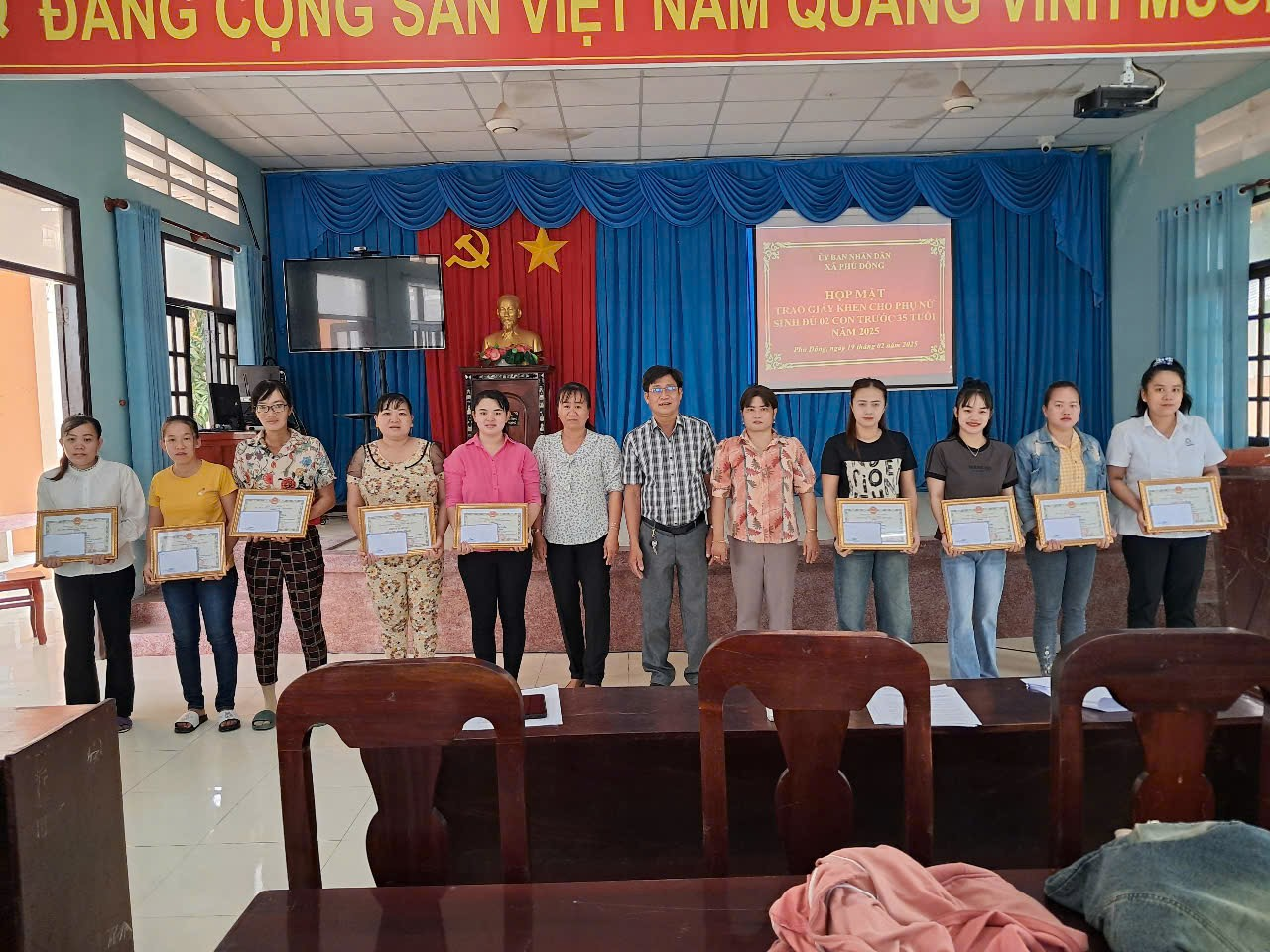 Uỷ ban nhân dân xã Phú Đông tổ chức khen thưởng cho Phụ nữ sinh đủ 02 con trước 35 tuổi trên địa bàn xã Phú Đông.