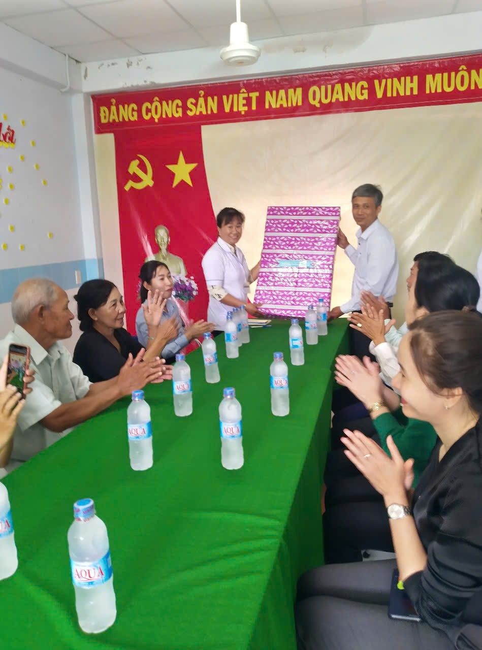Đảng ủy-Hội đồng nhân dân-Uỷ ban nhân dân-Uỷ ban Mặt trận Tổ quốc xã Phú Đông đến thăm hỏi, chúc mừng 70 năm Ngày Thầy thuốc Việt Nam(27/2/1955-27/2/2025) tại TYT xã Phú Đông.