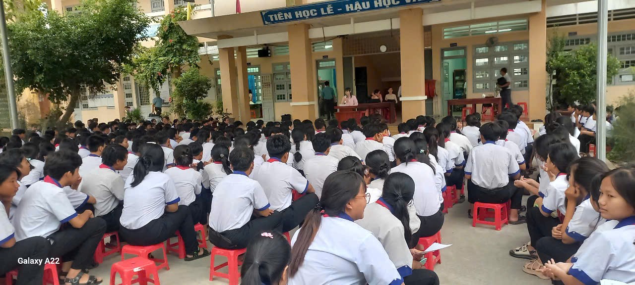 Trạm Y tế xã Phú Đông tổ chức truyền thông phòng chống bệnh Sởi tại Trường Trung học cơ sở xã Phú Đông.