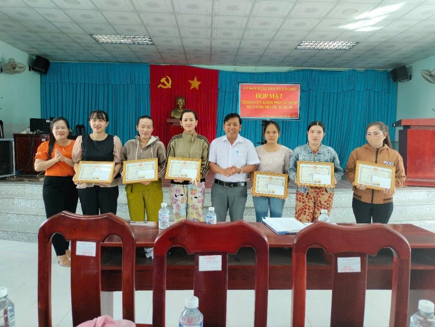 Xã Tân Phú: Tổ chức chương trình họp mặt trao tặng giấy khen cho phụ nữ sinh đủ 2 con trước 35 tuổi