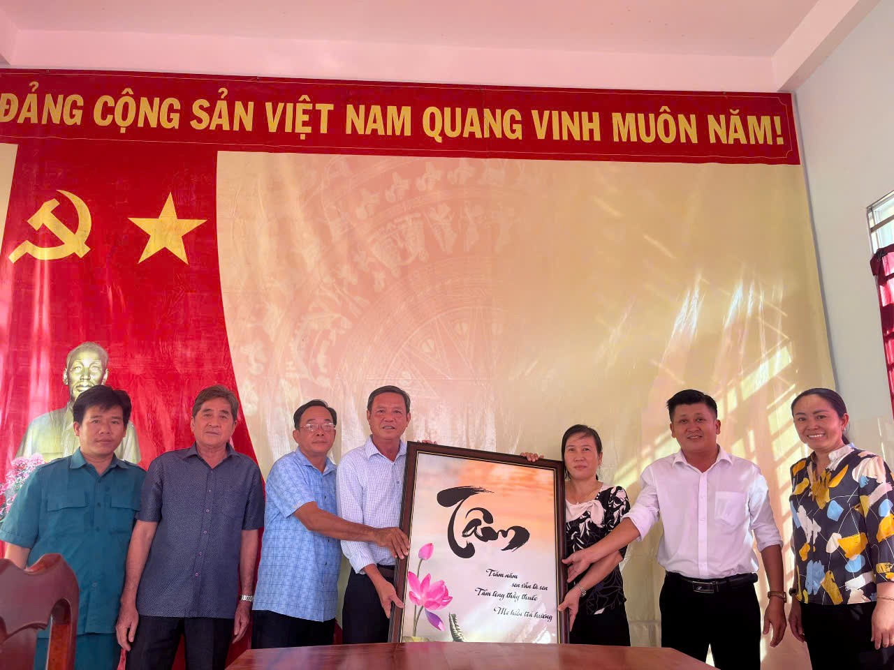 Đoàn công tác Đảng uỷ xã Tân Phú đến thăm, chúc mừng ngày Thầy thuốc Việt Nam Trạm Y tế.
