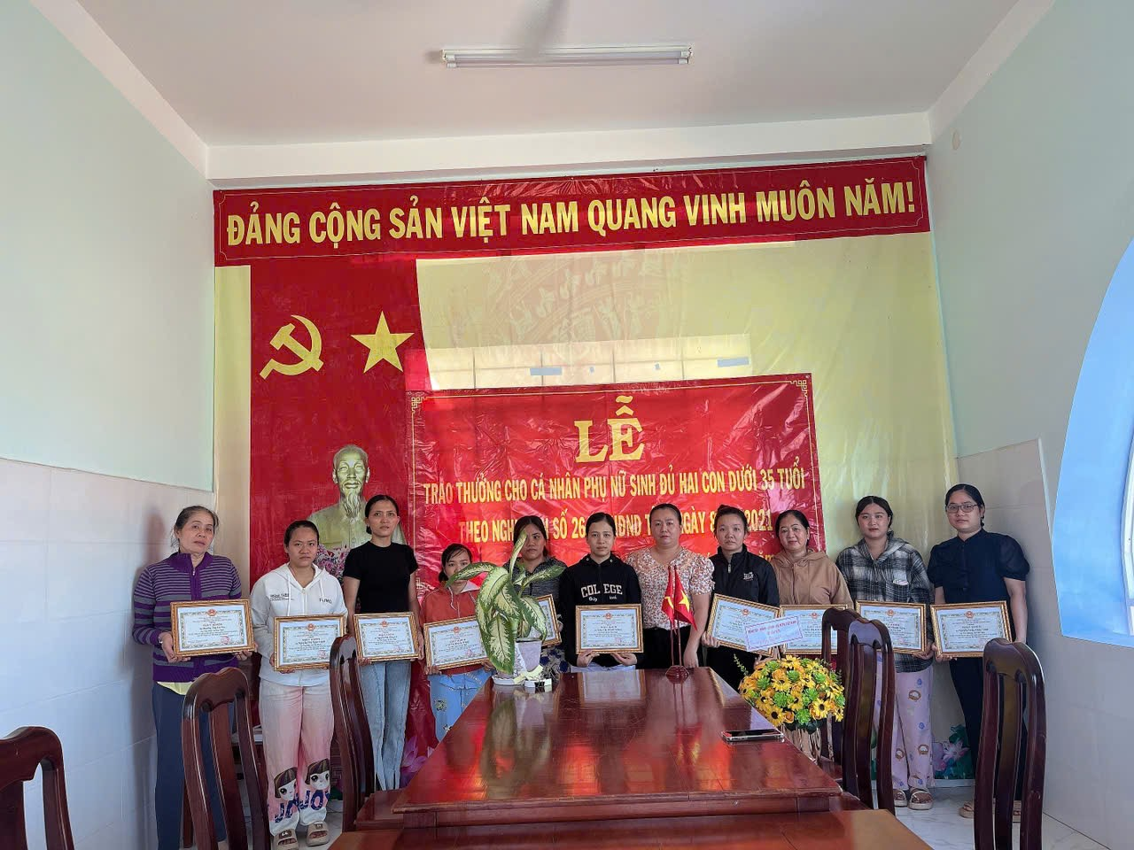 Trạm y tế Tân Thới tổ chức cấp phát tiền cho phụ nữ sinh đủ hai con đợt ii năm 2024