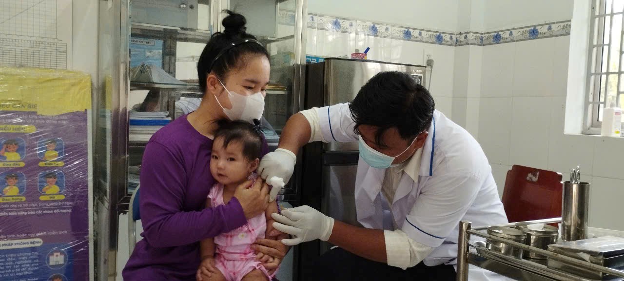 Triển khai chiến dịch tiêm Sởi cho trẻ từ 6- 9 tháng trên địa bàn xã Phú Tân