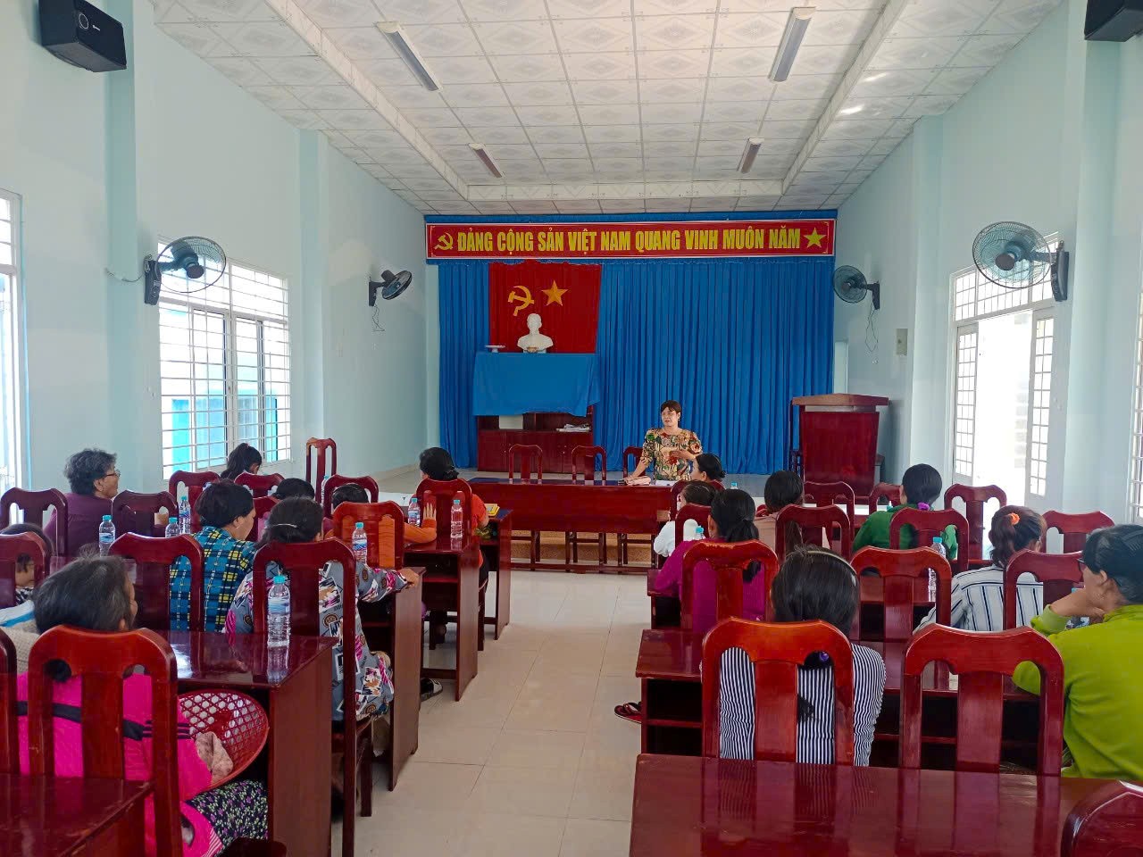 Trạm Y tế xã Phú Đông phối hợp với hội phụ nữ liên hiệp xã tuyên truyền về chủ đề ung thư cổ tử cung