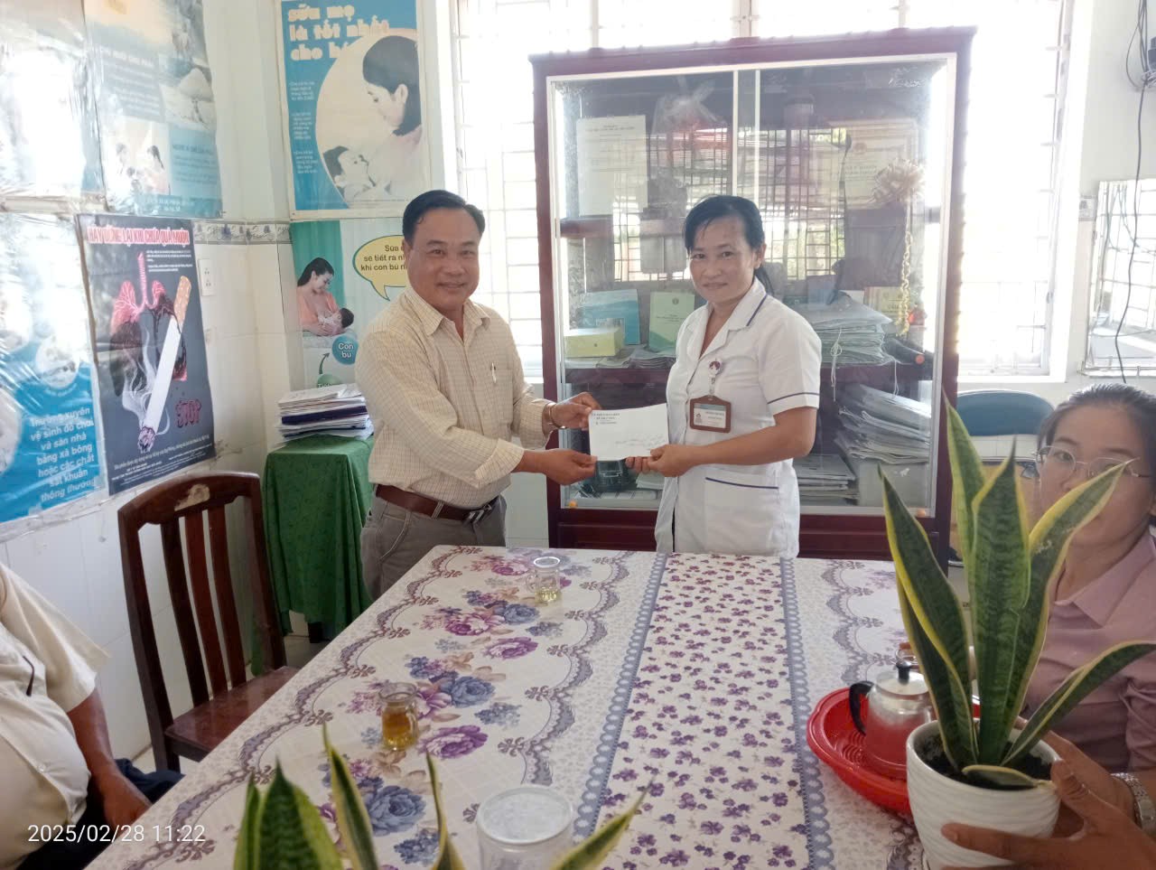 Ông Phan Ngọc Nhất - Phó Chủ tịch UBND xã gửi quà chúc mừng Kỷ niệm 70 năm Ngày Thầy thuốc Việt Nam