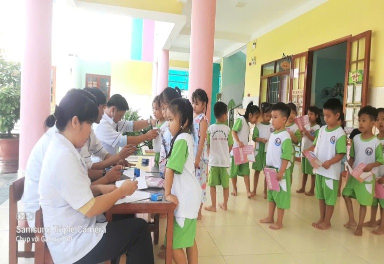 Trạm Y tế xã Tân Thới phối hợp trường Mầm Non tổ chức khám sức khỏe định năm học 2025-2026