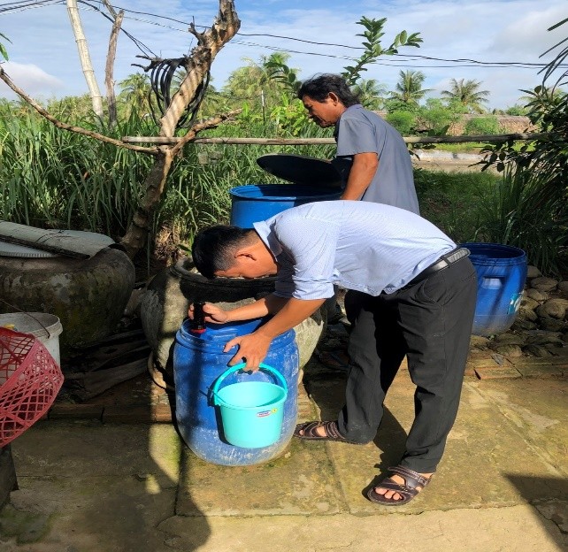 Trạm Y tế xã Tân Thới phối hợp kiểm tra và xử lý ca bệnh sốt xuất huyết