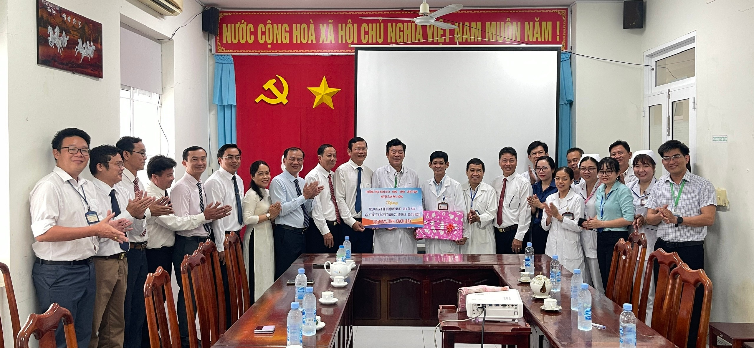 Lãnh đạo Huyện ủy, UBND huyện Tân Phú Đông thăm, chúc mừng Trung tâm Y tế nhân kỷ niệm 70 năm ngày Thầy thuốc Việt Nam